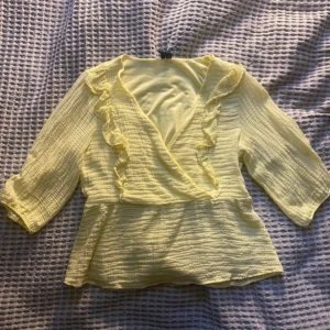 Gul blus 💛 - Säljer en söt gul blus med volangdetaljer. Från vero Moda💗