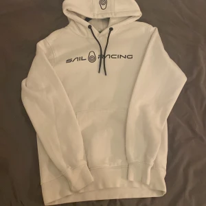 Vit hoodie från Sail Racing - Säljer en snygg vit hoodie från Sail Racing i storlek S. Helt oanvänd 10 av 10 skick väldigt bekväm och varm. Säljer för att den inte kommer till användning. Om det är något du undrar så är det bara att höra av sig👍