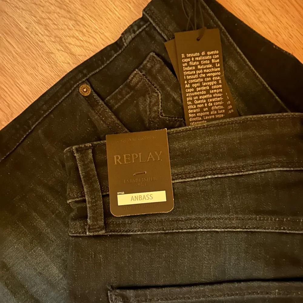 Säljer ett par snygga mörkblå jeans från Replay, modell Anbass. Dom är helt nya med tag och lappar kvar. De är i slim fit och har en klassisk femficksdesign med knapp och dragkedja.  Perfekta för både vardag och fest! Hör av er vid frågor och funderingar!. Jeans & Byxor.