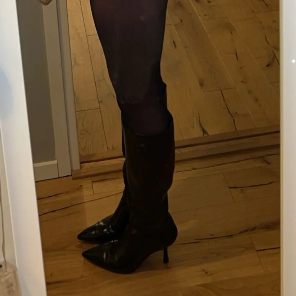 Intressekoll på min skit snygga stövlar!! Använd några gånger och i bra skick, men används inte mer och tar plats. Från pull & bear, köpta för 799kr. . Kengät.