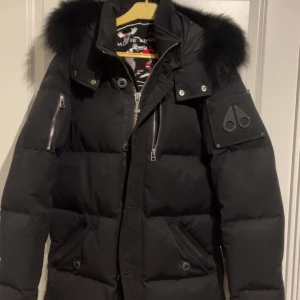 Svart vinterjacka från Moose Knuckles - Säljer min vinterjacka från Moose Knuckles i mycket bra skick. Använd en vinter. Säljer den då jag inte använder den längre. Strl M