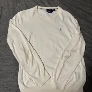 Hej, säljer nu denna feta tunt stickade ralph lauren sweatshirten som är riktigt skön. Tröjan är i storlek M och är vit.  Nypris på denna ligger runt 2200kr. Tröjan är i toppskick!! Kan tänka mig gå ner i pris vid snabb affär!!