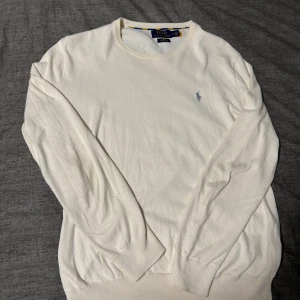 Ralph Lauren Tröja - Hej, säljer nu denna feta tunt stickade ralph lauren sweatshirten som är riktigt skön. Tröjan är i storlek M och är vit.  Nypris på denna ligger runt 2200kr. Tröjan är i toppskick!! Kan tänka mig gå ner i pris vid snabb affär!!