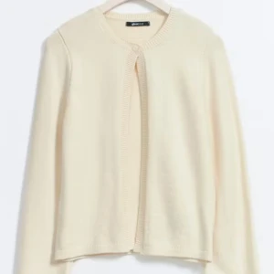 Vit kofta - Säljer min jättepopulära kofta från Gina då den inte används! I bra skick!