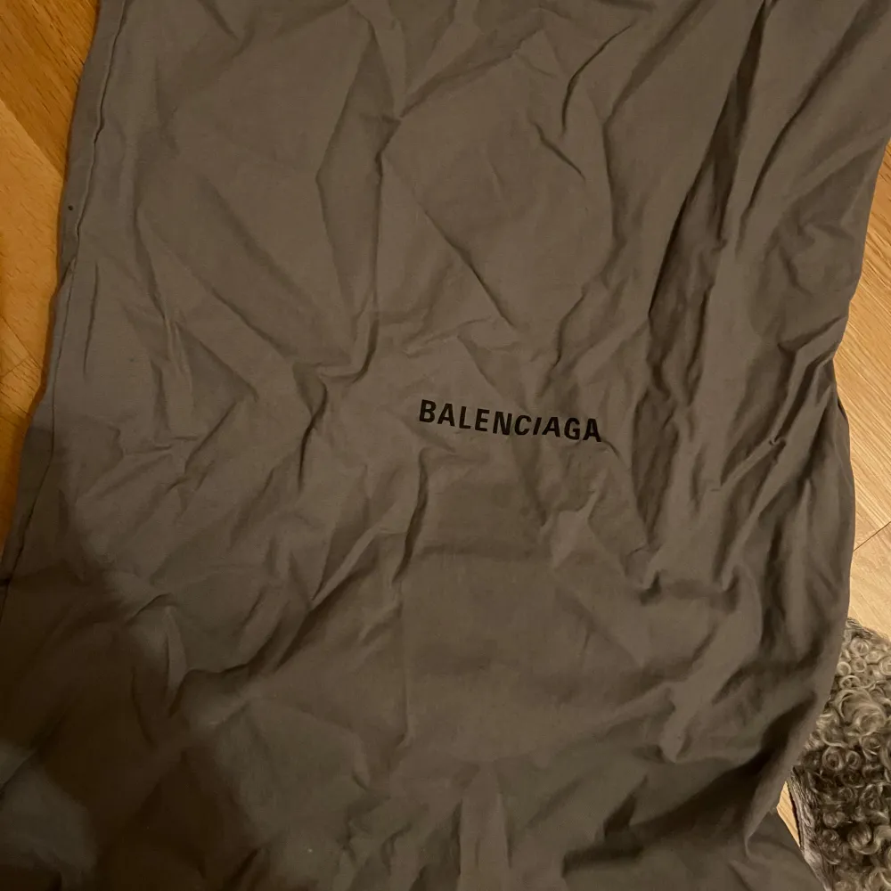 Säljer min älskade balenciaga city i quiltat skinn. Självklart äkta, dustbag medföljer! Något sliten på baksidan men är inget som märks när man använder den! 🤍. Väskor.