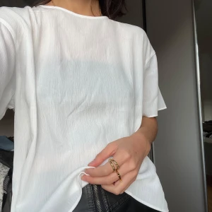 vit blus från Uniqlo L - stilren vit blus från Uniqlo i mycket bra skick, endast använd 2ggr! storlek L men passar även mindre, själv har jag vanligtvis strl S