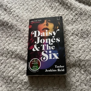 Daisy Jones & The Six - Jag säljer då boken 'Daisy Jones & The Six' av Taylor Jenkins Reid på svenska eftersom jag läst klart den och vill att andra ska bli fängslad utav den härnäst!! 🪩