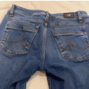 Blå jeans från LTB - Säljer ett par snygga blå jeans till Moa. Storleken stämmer inte jag tog bara ngt så igga det❤️❤️