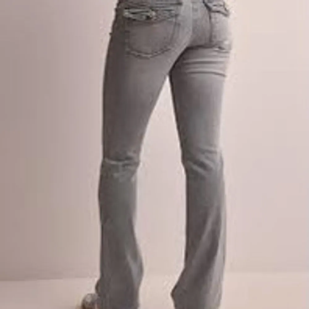 Snygga grå bootcut jeans i bra skick. Jättefin backficka och passar värkligen allt . Byxorna har används ca 4 gånger och finns i ga skador eller tecken på användning ordinarie pris är 500 men kan säljas för 350 men kan diskuteras. Jeans & Byxor.