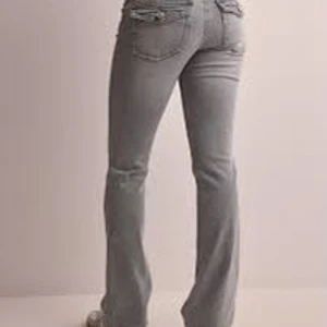 Grå bootcut jeans - Snygga grå bootcut jeans i bra skick. Jättefin backficka och passar värkligen allt . Byxorna har används ca 4 gånger och finns i ga skador eller tecken på användning ordinarie pris är 500 men kan säljas för 350 men kan diskuteras
