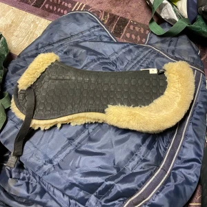 Fårskinnspadd - Mattespadd i storlek M. Lite avskavd där fram från tvätt men inget som stör funktionen. Säljes därför förmånligt 🫶🏼