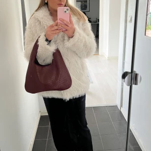 Vit pälsjacka 'Fabia' - Säljer en supermysig vit faux fur jacka 'Fabia'. Den är i mycket bra skick utan några defekter. I storlek xs/s men skulle säga att den passar en m också beroende på hur man vill den ska sitta🥰 