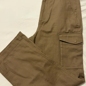 Cargo byxor från HM strlk 30 - Cargobyxor från HM, använda ett fåtal gånger. Strlk 30. Djur- o rökfritt hem.