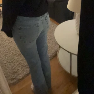 Low waist jeans - Säljer mina lågmidjade jeans då de är för stora för mig💗 Använda ett par fåtal gånger, inga defekter!!