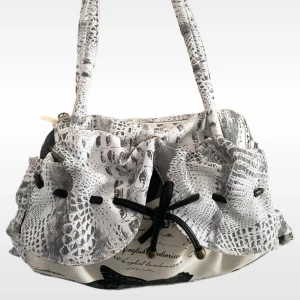 coquette väska - köpt på vinted , skicka prisförslag.