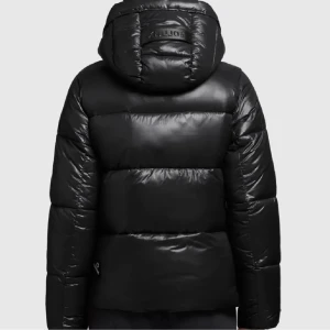 Svart pufferjacka från Khujo  - Säljer min vinterjacka från Khujo 💕 Köpt här från Plick, inte ens använd i en hel vinter. Bra skick, snygg och varm jacka! Skriv för mer bilder 🙌Hör av dig innan du köper 😊