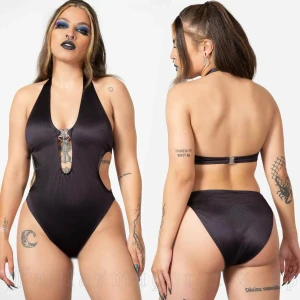 Killstar baphomet body wow ändå va? Strl L - Enbart provad och använts vid Selfie Session... Wow. Så den är helt perfekt! Tvättad och redo att skickas ut! Fungerar perfekt som body eller kanske baddräkt!!!