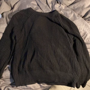 Svart stickad tröja från The Black Label Collection - Säljer en snygg svart stickad tröja från The Black Label Collection. Perfekt för kyliga dagar med sin mysiga och varma känsla. Tröjan har långa ärmar och en klassisk rund halsringning. Passar både till vardags och lite finare tillfällen. 🖤