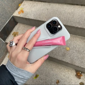 Mobilskal med läppglanshållare från Amore UF - Säljer mobilskal med en hållare för läppglans från Amore UF i färgen STONE🩶Skalet är i storlekarna IPhone 13/14/15💓