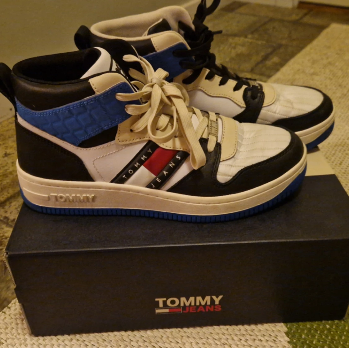 Tommy Jeans sneakers i svart, blå och vit