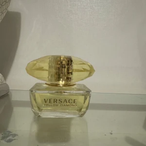 Versace Yellow Diamond Eau de Toilette - Säljer  Versace Yellow Diamond Eau de Toilette. Flaskan är elegant med en gul diamantformad kork och rymmer 50 ml. Perfekt för den som älskar en fräsch och blommig doft. Endast testad, nypris ca 800-900kr