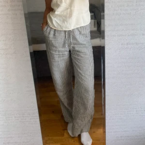 Linnebyxor  - Jätte sköna linnebyxor från Arket, köpta förra sommaren💗 Passar att ha ute till en vit skjorta eller som mysbyxor