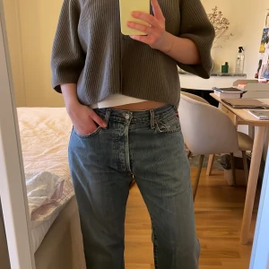 Levis 501 jeans - Baggy Levis 501, storlekW33 L32, passar mig som brukar ha 38/40 i jeans. Lite långa på mig som är 165 cm. Jättebra skick förutom ett litet hål vid gylfen (se bild 3) Midjemått: 43 cm Innerbenslängd: 77 cm
