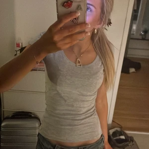Grå t-shirt - Säljer en grå t-shirt med tight passform. Perfekta basplagget! Den är i mycket bra skick💞
