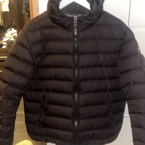 Colmar puffer jacka - Säljer en helt felfri colmar jacka i nyskick, finns inte en enda skråma på jackan och använd väldigt få gånger. Modellen är 188 cm lång. Nypris ligger på runt 6000kr. Jackan sitter normalt i storleken men drar ihop sig ner till med ett resårband. Skriv vid frågor eller funderingar!