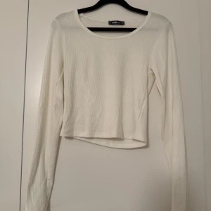 Vit ribbad tröja från FB Sister - Säljer en stilren vit ribbad tröja från FB Sister i storlek M. Den har en croppad passform och långa ärmar, perfekt för både vardag och fest. Tröjan är i mycket bra skick och passar utmärkt till alla säsonger. Ett måste i garderoben! 🤍Ny utan prislapp! Passar om man har strl S också då den är liten i storlek