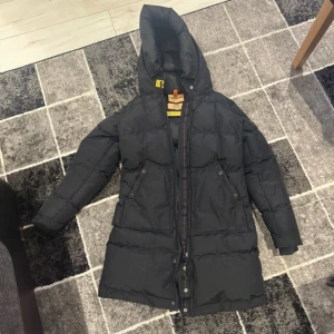 Parajumpers jacka  - Säljer en snygg pjs jacka för den kommer inte till användning. Den är i mycket bra skick har använt den ett par gånger, kvitto kommer med. Köpte för 8000kr  Säljer för 5500