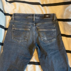 LTB jeans - Säljer dessa populära jeans från LTB i valerie modellen. De är ganska långa och passar bra på mig som är ca 177 cm. De är i ganska bra skick!