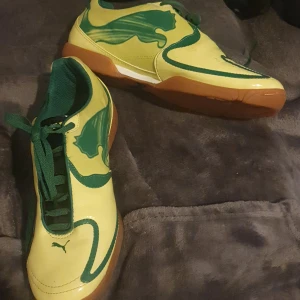 Gula och gröna fotbollsskor från Puma - Säljer ett par snygga Puma forbollsskor.. Skorna är i bra skick  då de är endast använda enstaka gånger och redo för nya äventyr!