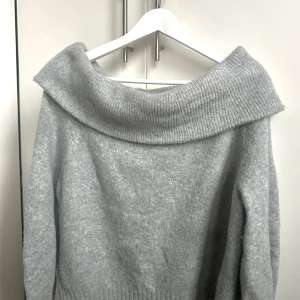 Grå stickad off shoulder tröja - Jätteskön, mysig och snygg off shoulder tröja. Använd ett fåtal gånger och har inga defekter. Storlek xs men passar s!🩶🐨