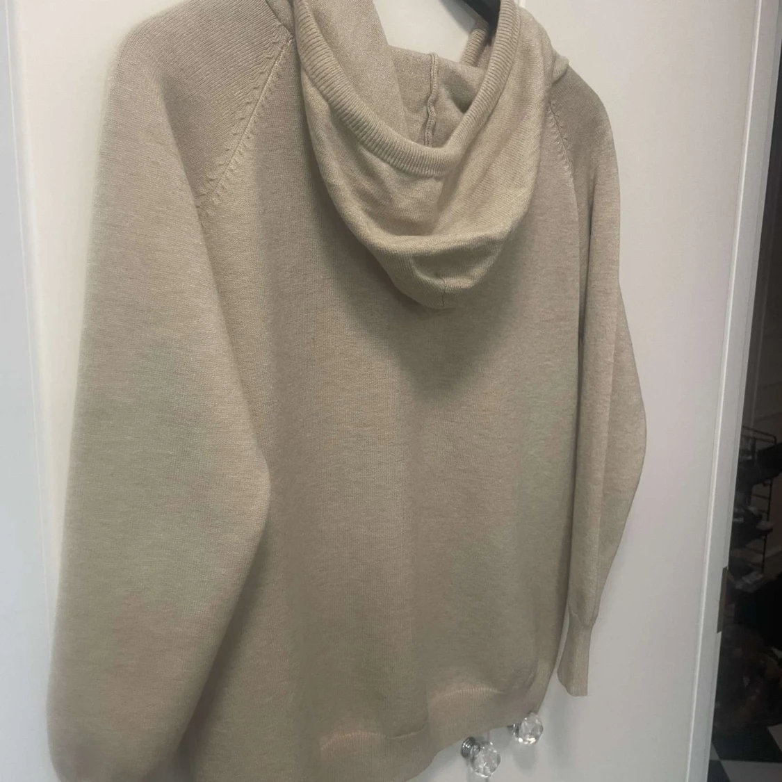 Beige stickad hoodie - 91