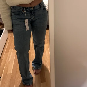 Blå jeans från Gina Tricot - Lågmidjade jeans från Gina! Aldrig använda 