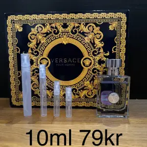 Säljer en elegant Versace Pour Homme edt parfym i storlek 10ml. 10ml är ungefär 100st spray. Givetvis kan man köpa hela flaskan om det önskas. Doften har fräscha citrusnoter med inslag av aromatiska och kryddiga toner. Perfekt för både en sommardag och sommarkväll! FINNS ÄVEN 2,3,5,10ML KOLLA PROFILEN FÖR ANDRA STORLEKAR ! 2ml 19kr | 3ml 29kr | 5ml 49kr | 10ml 79kr |