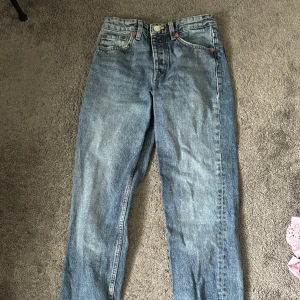 Blå jeans från Zara - Säljer ett par klassiska blå jeans från Zara i storlek 32. De har en snygg, vintage look med fem fickor och knappgylf. De är mellanmidjade och sitter väldigt snyggt på!! Kontakta för mer💗