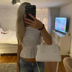 Vit väska - Fint skick, slutsåld💕köpt på zalando, märke stradivarius