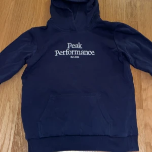 Peak performance hoodie  - Peak performance hoodie i färgen marinblå storlek 160, 6/10 skick hör av dig vid frågor 