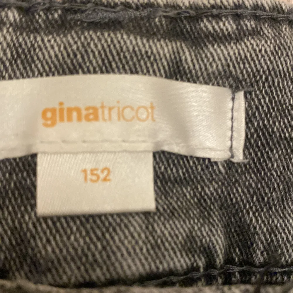 Säljer ett par grå jeansbyxor från Ginatricot i storlek 152 som även har en justerbar midja! De har en klassisk femficksdesign med knapp och dragkedja framtill. Dem är bootcut och low waist! Den har ett märke vid kanten(bild 4) men syns knappt på! Köpta för 299!💕. Jeans & Byxor.