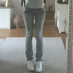 Grå jeans i lågmidjad stil - Säljer ett par jättefina lågmidjade pepe jeans i straight fit. De två sista bilderna är lånade och storleken är 27/32 💕