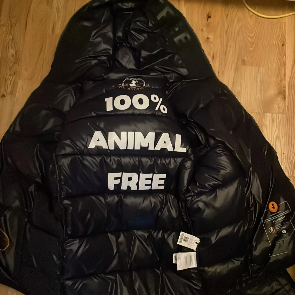 Säljer en svart pufferjacka från Save the Duck i mycket bra skick. Jackan är 100% animal free och har en dragkedja framtill. Perfekt för höst och vinter med sin varma och stilrena design. Den har en normal passform och är långärmad. Huvan ger extra skydd mot kyla. Passar både till vardags och lite finare tillfällen. 187cm lång på bilden!. Jackor.