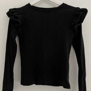 Svart volang topp Zara - Säljer en fin svart volang topp från Zara. Använd en del så liiite nopprig men inget som man lägger märke till så mycket. Skriv för mer bilder ☺️