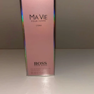 Ma Vie Pour Femme L'Eau från Hugo Boss - Säljer en helt ny elegant och fräsch parfym, Ma Vie Pour Femme L'Eau från Hugo Boss. Flaskan är 50 ml och har en stilren design i ljusrosa med holografiska detaljer. Perfekt för den som vill ha en sofistikerad och feminin doft. Passar både till vardags och fest!