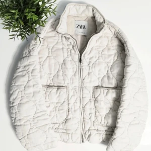 Vit quiltad jacka från Zara - Säljer en superfin vit quiltad jacka från Zara. Den har en dragkedja framtill och två stora fickor. Perfekt för höst och vår när du vill hålla dig varm men ändå se stilren ut. Jackan är i mycket bra skick och passar perfekt till både vardag och fest.