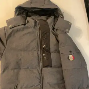 Säljer en snygg grå vinterjacka från Moncler i mycket bra skick. Passar perfekt nu för kommande vintern, den är i riktigt bra skick 