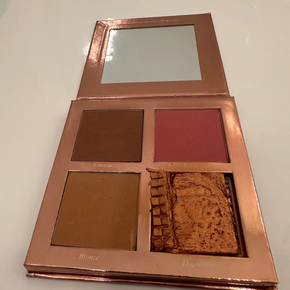 Säljer en CAIA Face Palette i nyansen Edgy. Använd några få gånger, men se bilder för skick! Highligten har lossnat men sitter nu på plats dock men det är därför den ser lite konstig ut, men inget fel med den annars. Paletten innehåller contour, blush, bronzer och highlighter. Perfekt för att skapa en komplett look med både definition och glow. Kompakt och lätt att ta med sig, med en praktisk spegel inuti. Använd för att framhäva dina bästa drag! Nypris 450kr. Paletten säljs inte längre på CAIA.. Skönhet.