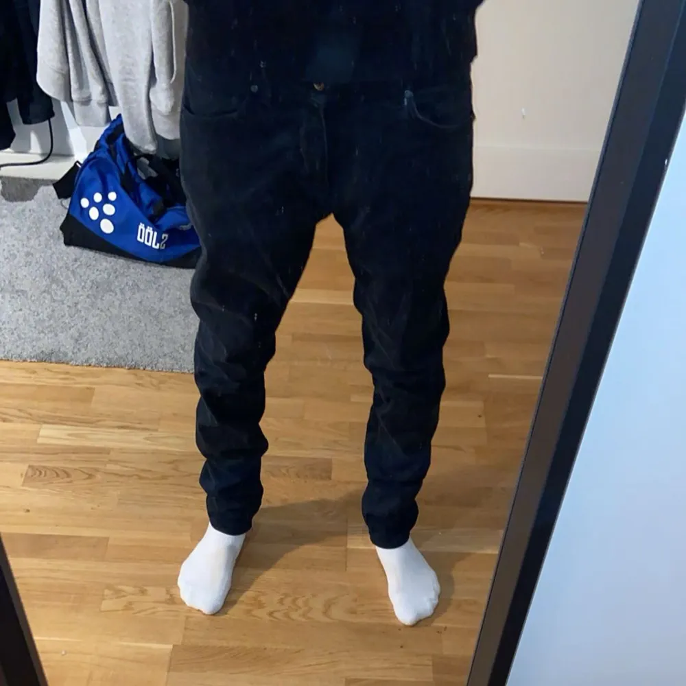 Säljer ett par svarta Tiger of Sweden jeans                     strl 29:32                                                                                   pris kan diskuteras . Jeans & Byxor.