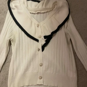 Vit blus med knappar  - Säljer min fina blus eftersom den inte kommer till användning. Den är i bra skick och har inga deffekter. Köpte den för 450 säljer för 250❤️kom privat för fler frågor❤️